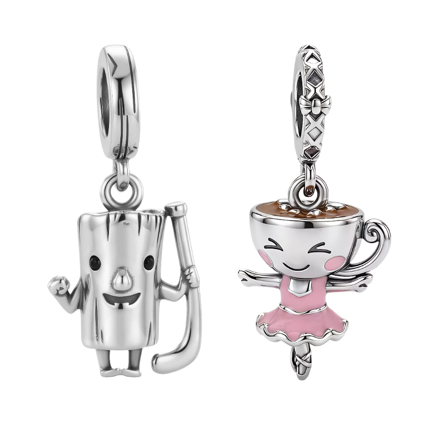 Entrez dans l’univers totalement chaotique du “Tung Tung Tung Sahur”&nbsp; avec ce duo de charms aussi inattendu qu’iconique ! D’un côté, une bûche cartoon équipée de son bâton, prête à faire résonner le fameux tung tung tung du réveil sahur. De l’autre, une tasse ballerine ultra cute, pleine de douceur et de vibes décalées.