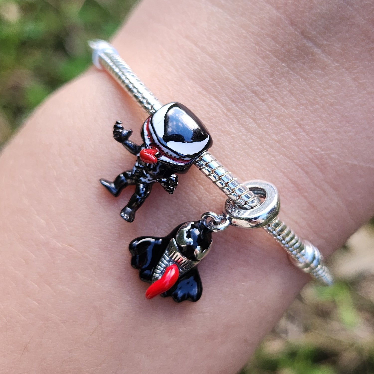 Découvrez la puissance et l’audace avec notre offre duo Venom, une combinaison unique de deux charms inspirés de l’univers emblématique de Venom. Parfaits pour les fans de super-héros et les amateurs de design audacieux, ces bijoux en argent 925 incarnent le côté mystérieux et intrépide de ce personnage légendaire.