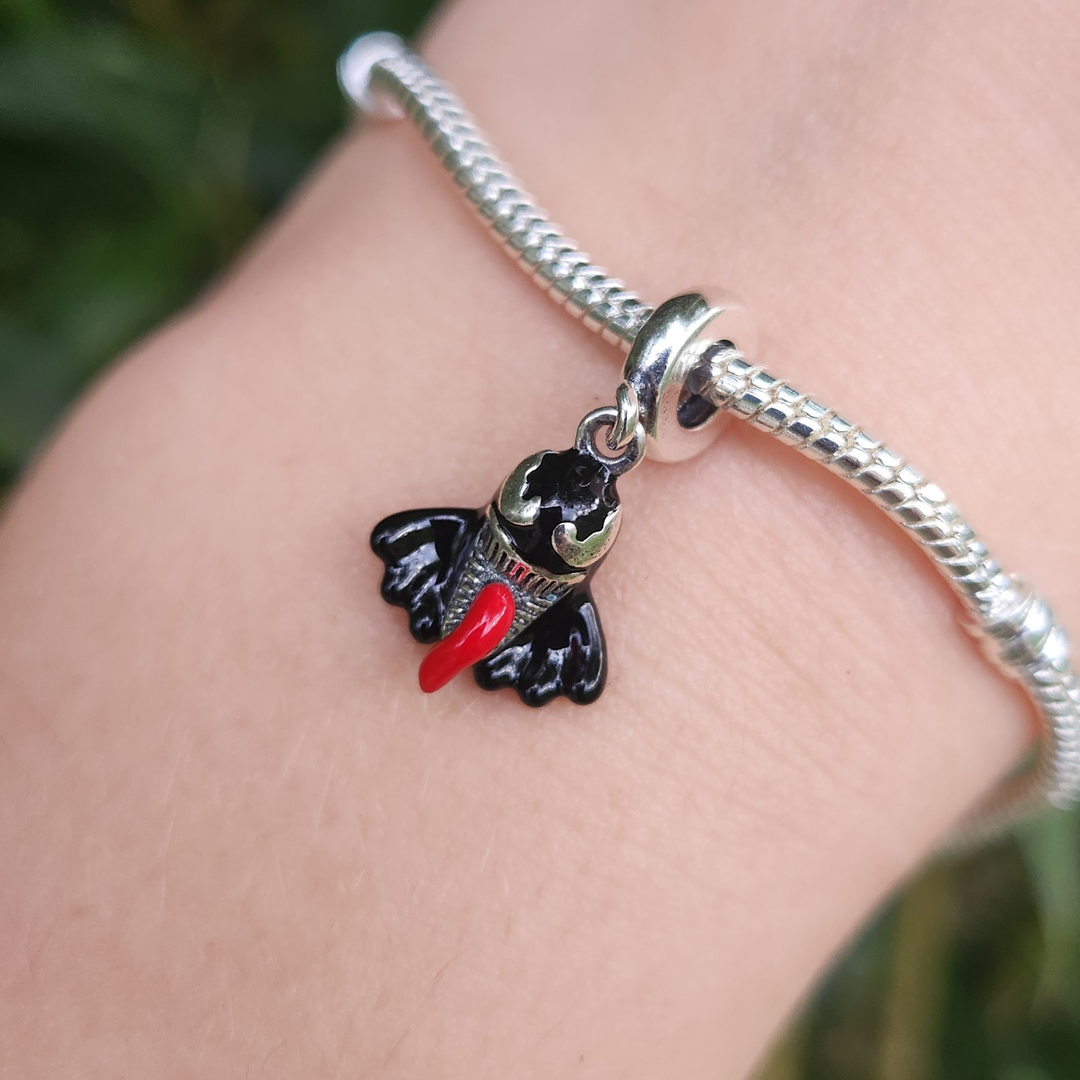 Découvrez la puissance et l’audace avec notre offre duo Venom, une combinaison unique de deux charms inspirés de l’univers emblématique de Venom. Parfaits pour les fans de super-héros et les amateurs de design audacieux, ces bijoux en argent 925 incarnent le côté mystérieux et intrépide de ce personnage légendaire.