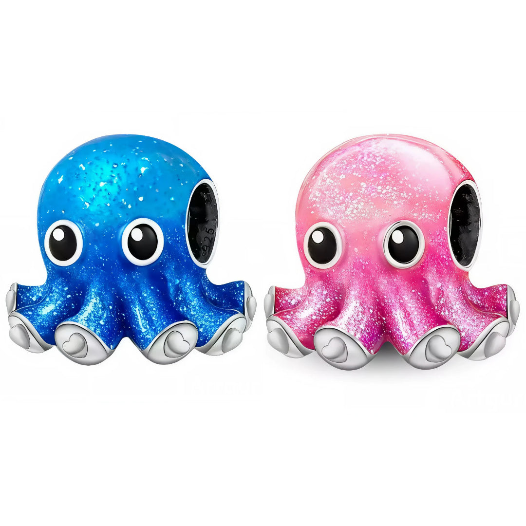 Ce duo de charms en argent 925 (S925) représente deux petits poulpes stylisés, l’un rose tendre et l’autre bleu doux, aux tentacules ondulants et yeux expressifs. Ensemble, ils symbolisent complicité, amour fusionnel ou amitié profonde entre deux êtres.

Caractéristiques

Matière : Argent 925 (S925) avec émaux rose et bleu pour les corps, détails noirs pour les yeux.
Design : Forme de poulpe chibi tête ronde, tentacules courbés vers l’avant, surface lisse ponctuée de petites ventouses brillantes, chaque col
