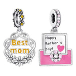 Célébrez la fête des mères avec ce duo de charms rempli d’amour et de douceur&nbsp; ! D’un côté, un pendentif “Best Mom” entouré de jolies fleurs, symbole d’un amour éternel. De l’autre, une adorable lettre rose avec le message “Happy Mother’s Day”, comme un petit mot précieux à garder près de soi.

Ce duo mélange tendresse, élégance et une touche kawaii pour faire fondre le cœur de toutes les mamans. En argent sterling 925, ces charms sont parfaits pour offrir un souvenir unique, plein d’émotion et de styl