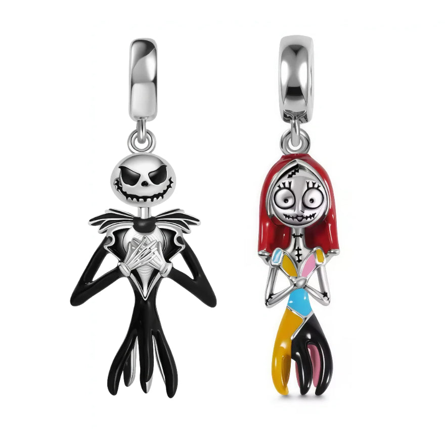 Plongez dans l’univers magique et légèrement macabre de L'Étrange Noël de Monsieur Jack avec ce duo de charms représentant les emblématiques Jack Skellington et Sally. Entre romantisme gothique et esthétique unique, ces pendentifs capturent parfaitement l’alchimie entre le roi des citrouilles et sa douce bien-aimée. En argent sterling 925 avec finitions émaillées colorées, ce duo est idéal pour les fans de l’univers fantastique et des histoires d’amour hors du commun.