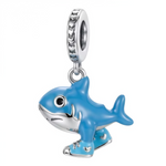 Entrez dans l'univers chaotique des Italian Brainrot avec ce charm&nbsp;Tralalero Tralala, le requin bleu devenu légende TikTok début 2025. Symbole d'athlétisme absurde et de vitesse surhumaine, il arbore trois pattes-ailerons en baskets stylées, un museau rectangulaire et un regard hypnotique, scandant son nom dans des monologues surréalistes. Fabriqué en argent 925 avec émaux bleus et blancs, détails texturés et chaussures miniatures, il pulse l'énergie des mèmes AI.

Caractéristiques :

-Matière : Argent