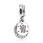 Affichez votre appartenance à la noble maison Gryffondor avec ce magnifique pendentif. Fabriqué en argent sterling 925, ce pendentif de haute qualité est orné de l'écusson de Gryffondor, représentant le lion courageux et la fierté des sorciers les plus braves. Idéal pour les fans de Harry Potter, ce pendentif capture l'esprit de courage, de bravoure et de détermination qui caractérisent les membres de Gryffondor, ajoutant une touche de magie et de loyauté à votre collier ou bracelet.