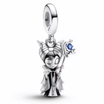 Plongez dans l’univers des contes sombres avec ce charm pendentif en argent 925 représentant Maléfique et son célèbre sceptre. Avec ses cornes emblématiques et son aura mystérieuse, ce bijou est parfait pour les fans des méchants Disney et les amoureux d’un style envoûtant.
