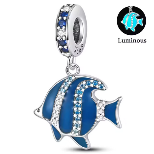 Charm Pendentif Poisson Bleu avec Strass – Élégance et Fraîcheur Marine