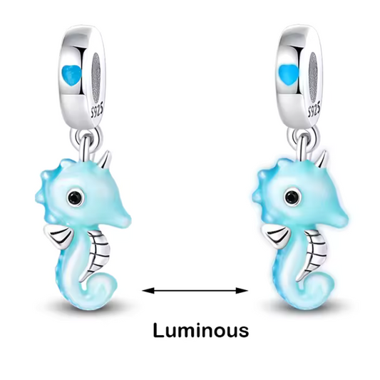 Charm Pendentif Hippocampe – "Glow in the Dark"