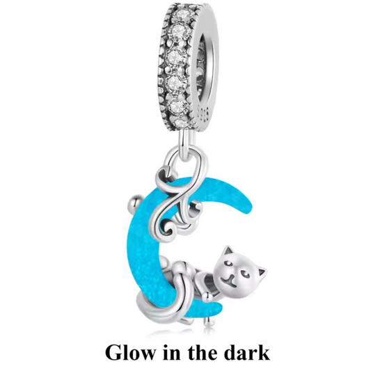 Charm pendentif chat sur la lune - "Glow in the Dark"