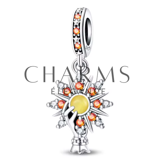 Charm Main Tenant un Soleil - Charms Élégance