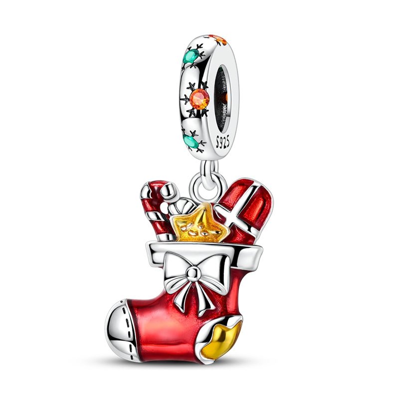 Ce charm festif montre une chaussette de Noël rouge brillante décorée d’un large nœud argenté et d’un bout doré façon cadeau qui déborde. À l’intérieur, on distingue un sucre d’orge rayé rouge et blanc, un paquet cadeau rouge croisé de blanc et une étoile dorée scintillante, pour symboliser une chaussette généreusement remplie. La bélière S925 est ornée de flocons noirs stylisés et de petits cristaux colorés (orange et vert), rappelant les guirlandes lumineuses de Noël.