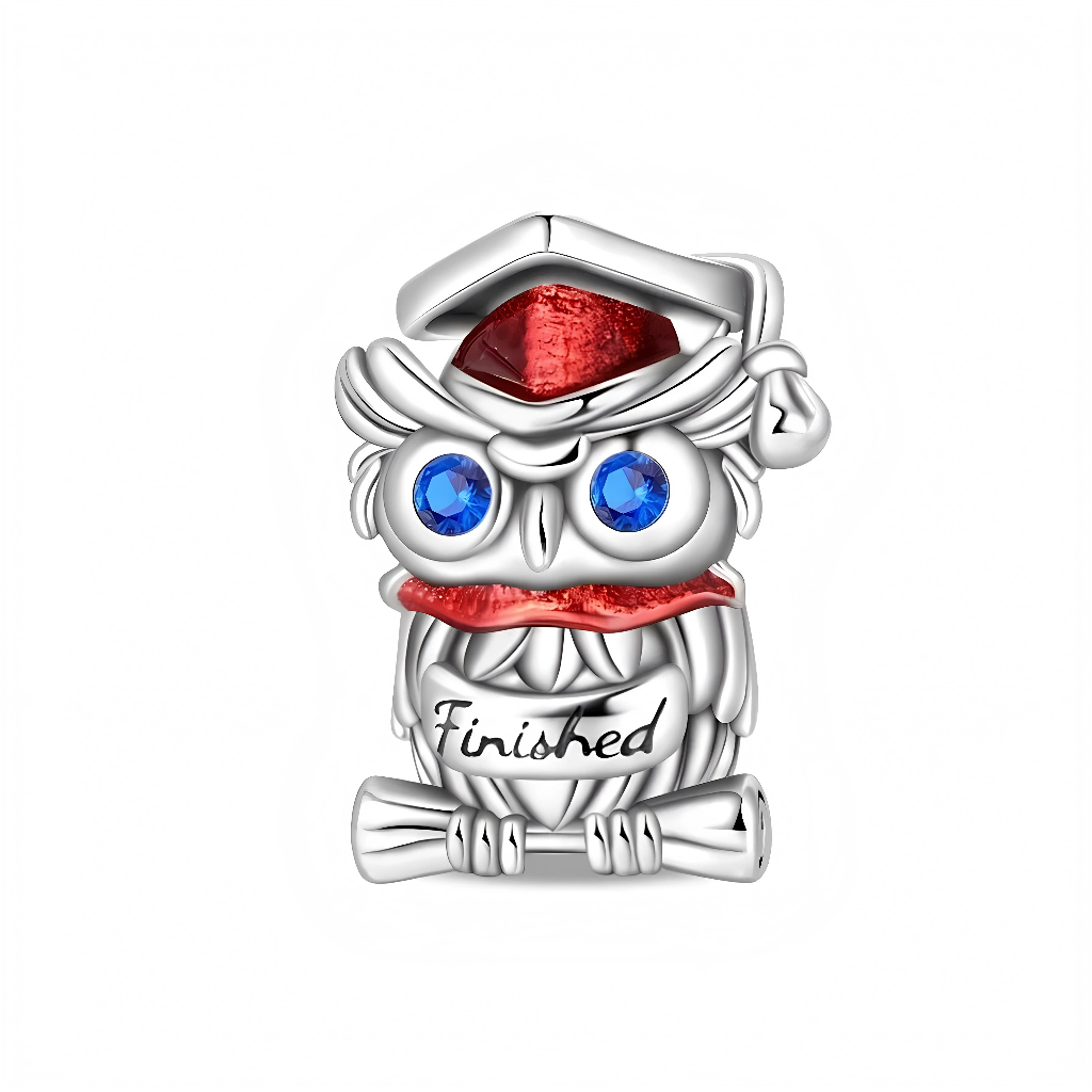 Ce charm en argent 925 représente une chouette savante qui vient de terminer ses études, coiffée d’un chapeau de graduation rouge et tenant un rouleau de diplôme dans ses pattes. Ses grands yeux sont soulignés par deux cristaux bleus étincelants, tandis que l’inscription « Finished » apparaît sur le parchemin pour célébrer la réussite.