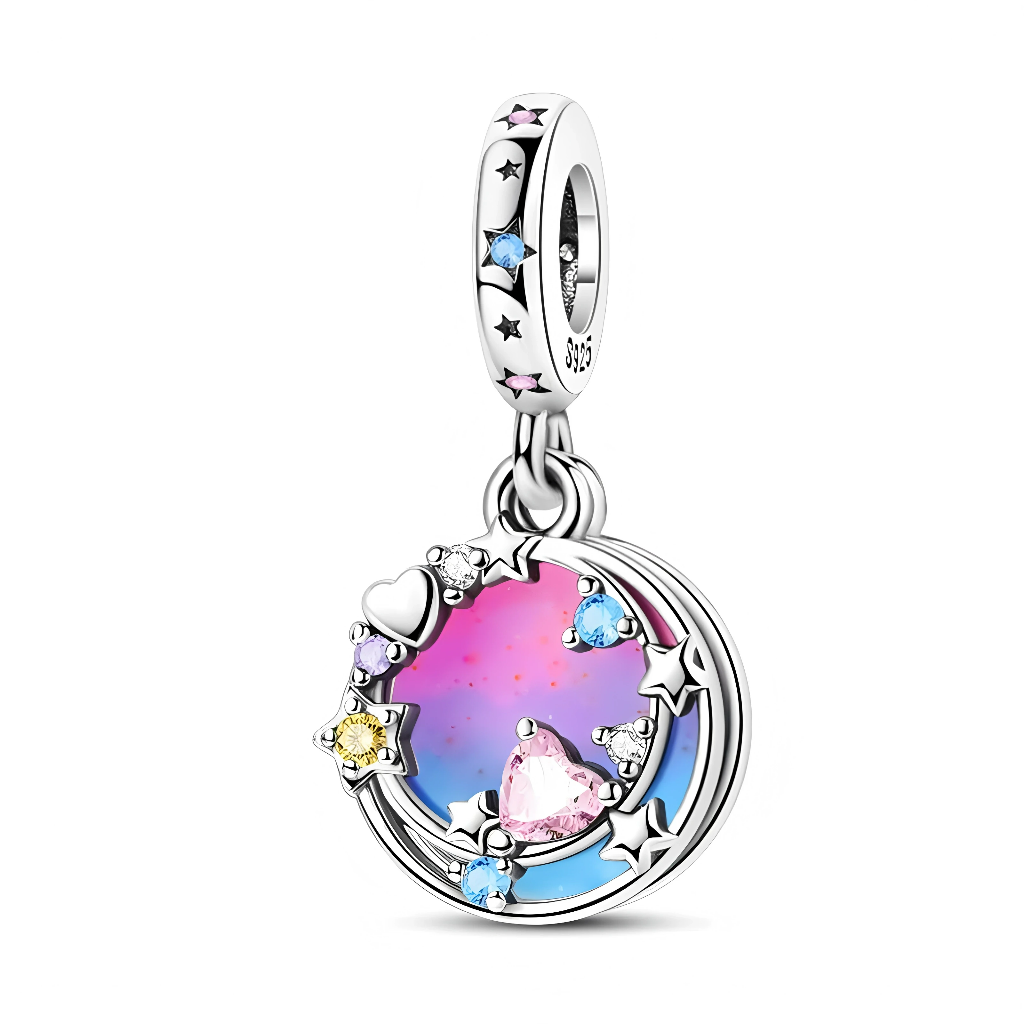 Le médaillon en argent 925 est rempli d’un dégradé d’émail façon ciel galactique, du rose au bleu, au centre duquel brillent plusieurs cœurs en zircon dont un grand cœur rose facetté. Le contour circulaire est orné de petites étoiles en relief, de pierres jaunes, bleues et transparentes, tandis que la bélière porte des étoiles découpées remplies d’émail rose et bleu ainsi que le poinçon S925. L’ensemble évoque l’idée d’un amour qui traverse l’univers, mêlant poésie et esprit « galaxy ».