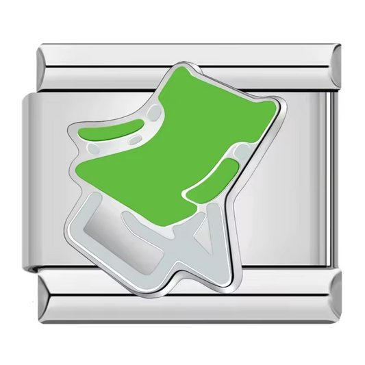 Ce charm italien en acier inoxydable argenté représente une chaise de plage verte, parfaite pour évoquer des moments de détente et des vacances ensoleillées. Avec ses détails soigneusement réalisés et sa touche de couleur vive, il apporte une note estivale et rafraîchissante à votre bracelet. Facile à fixer, il s’adapte parfaitement à nos bracelets composés de 17 maillons extensibles et réglables, convenant à toutes les tailles de poignet.