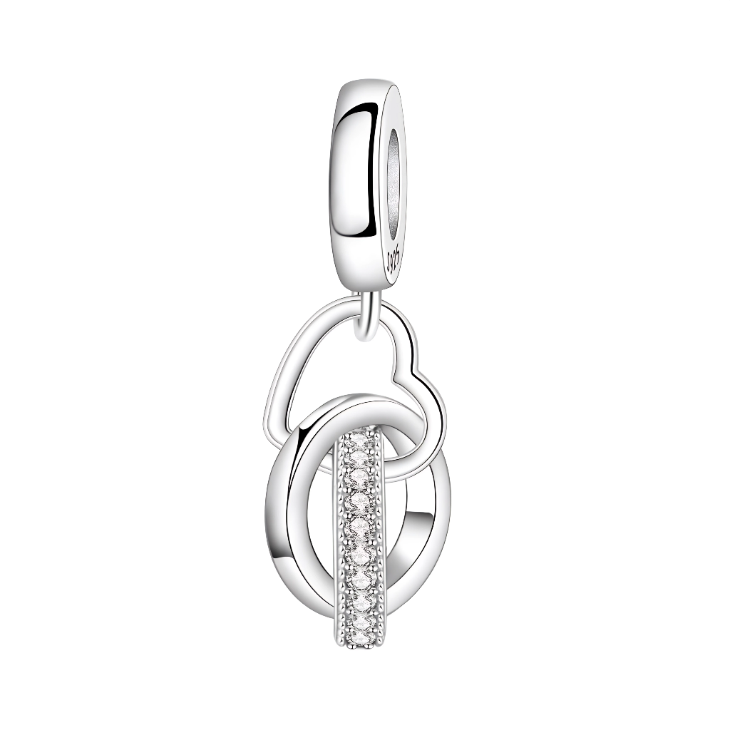 Charm anneaux et cœur en Argent 925, symbole d’amour et d’union, parfait pour un bracelet de couple, de mariage ou d’amitié. Son look épuré s’intègre facilement à toutes les compositions façon Pandora, qu’elles soient romantiques ou plus modernes.