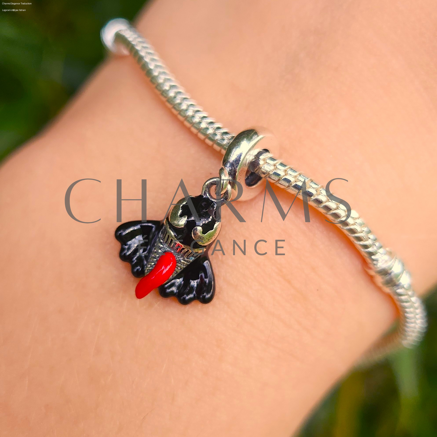 Charm pendentif Venom Marvel en argent S925. Design effrayant du symbiote Venom avec sourire sinistre et langue menaçante. Parfait pour les fans de Marvel et les personnages puissants. Compatible avec les bracelets Pandora.