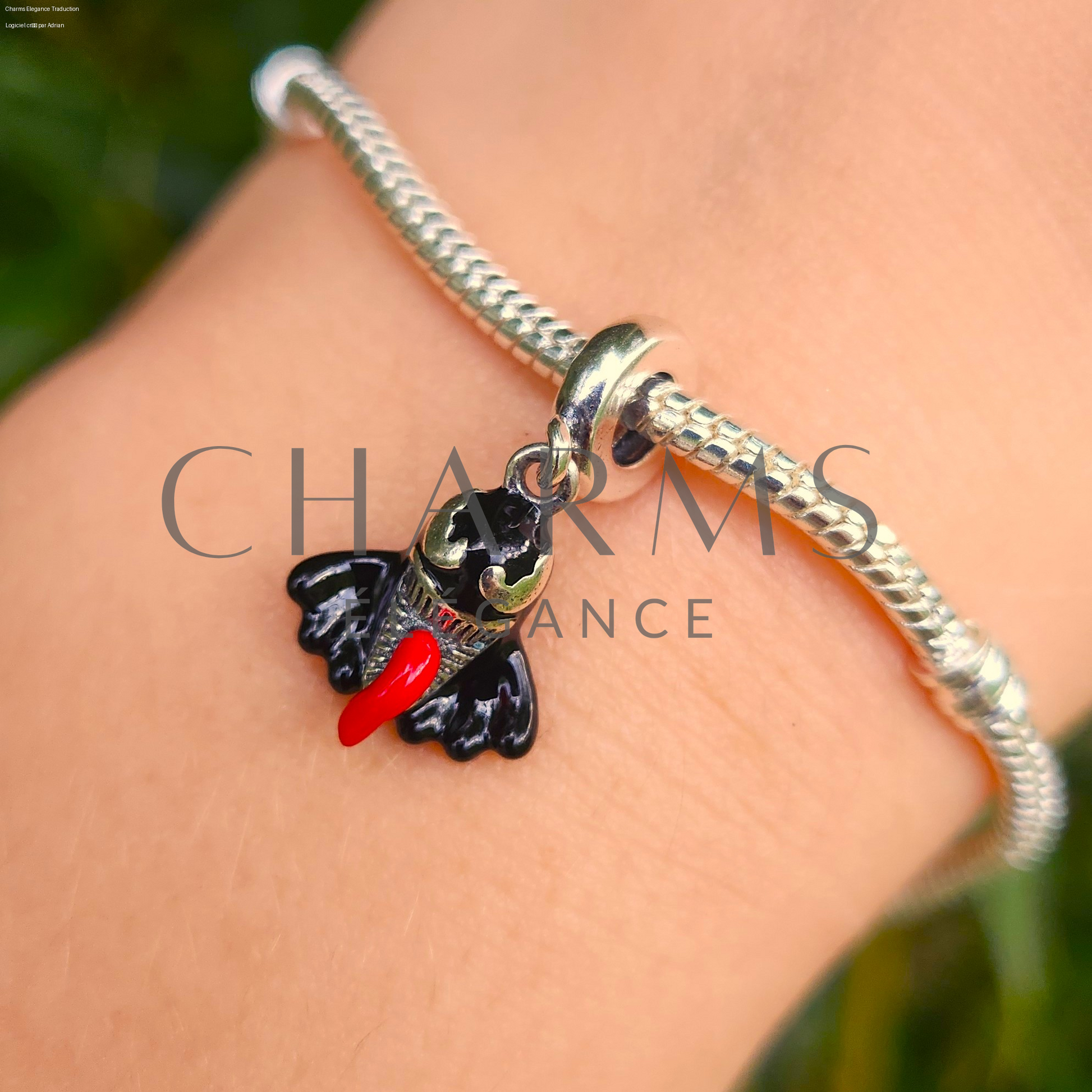 Charm pendentif Venom Marvel en argent S925. Design effrayant du symbiote Venom avec sourire sinistre et langue menaçante. Parfait pour les fans de Marvel et les personnages puissants. Compatible avec les bracelets Pandora.