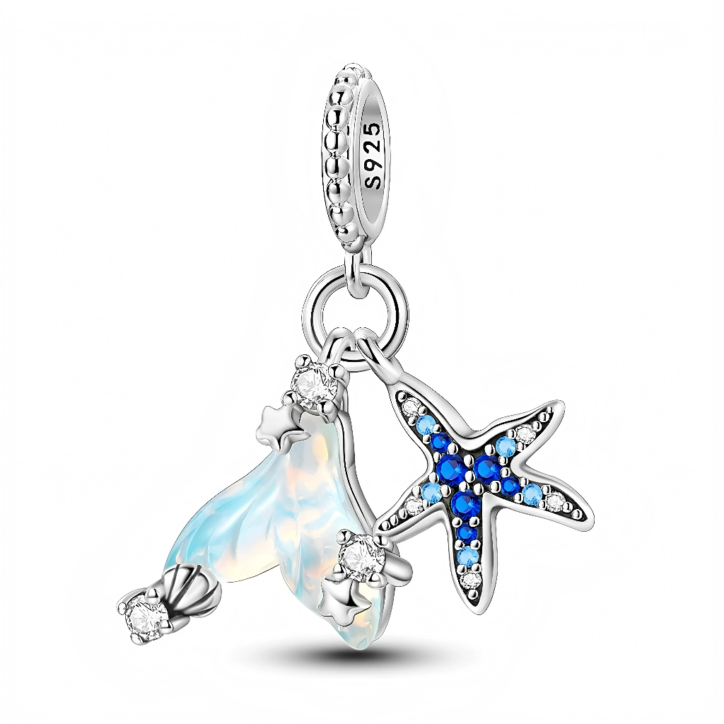 Ce charm pendentif en argent 925 réunit une délicate queue de sirène iridescente et une étoile de mer pavée de cristaux bleus, suspendues ensemble pour évoquer la magie des fonds marins. Les reflets opalescents de la nageoire contrastent avec les nuances de bleu de l’étoile, créant un bijou lumineux et très estival.