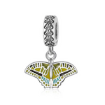Ce charm pendant en&nbsp;argent&nbsp;925 représente un papillon aux ailes largement déployées, suspendu à une bélière finement ajourée de motifs floraux. Les ailes sont remplies d’émail dans des tons vert olive et turquoise, qui contrastent avec le contour argenté pour un rendu très naturel.