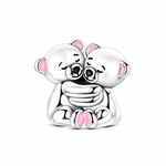 Ce charm représente deux petits ours assis, serrés l’un contre l’autre dans une étreinte tendre, les yeux fermés et les museaux touchés. Les détails d’émail rose dans les oreilles et sous les pattes apportent une note douce et enfantine qui renforce le côté réconfortant du bijou.