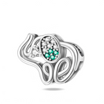 Charm éléphant ajouré serti de cristaux blancs et verts, symbole de chance, de sagesse et de protection. Sa structure ouverte et légère permet de voir le bracelet à travers, ce qui lui donne un look très moderne une fois combiné à d’autres charms.