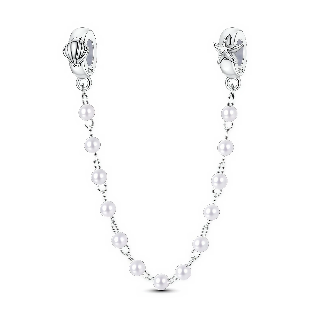 Cette chaîne de sécurité en argent 925 apporte une élégance marine au bracelet, grâce à son long rang de petites perles blanches régulières qui relient deux bélières assorties. L’une des bélières est décorée d’un coquillage en relief, l’autre d’une étoile de mer stylisée, évoquant la plage, l’océan et les trésors du bord de mer.
