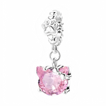 Ce charm pendant en argent 925 met à l’honneur les amoureux des chats, avec une bélière ornée d’une empreinte de patte en relief posée sur une rangée de petits cœurs arrondis. En dessous, un grand cristal rose facetté est taillé en silhouette de tête de chat, agrémenté d’un petit nœud en argent sur le côté pour une touche encore plus mignonne et féminine.