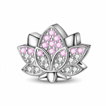 Ce charm en argent 925 représente une fleur de lotus en pleine éclosion, dont les pétales superposés sont entièrement pavés de zircons clairs et roses pour un rendu lumineux et raffiné. Les différentes rangées de pétales créent un joli volume, symbole de pureté, de sérénité et de renouveau.silverbeauty+1