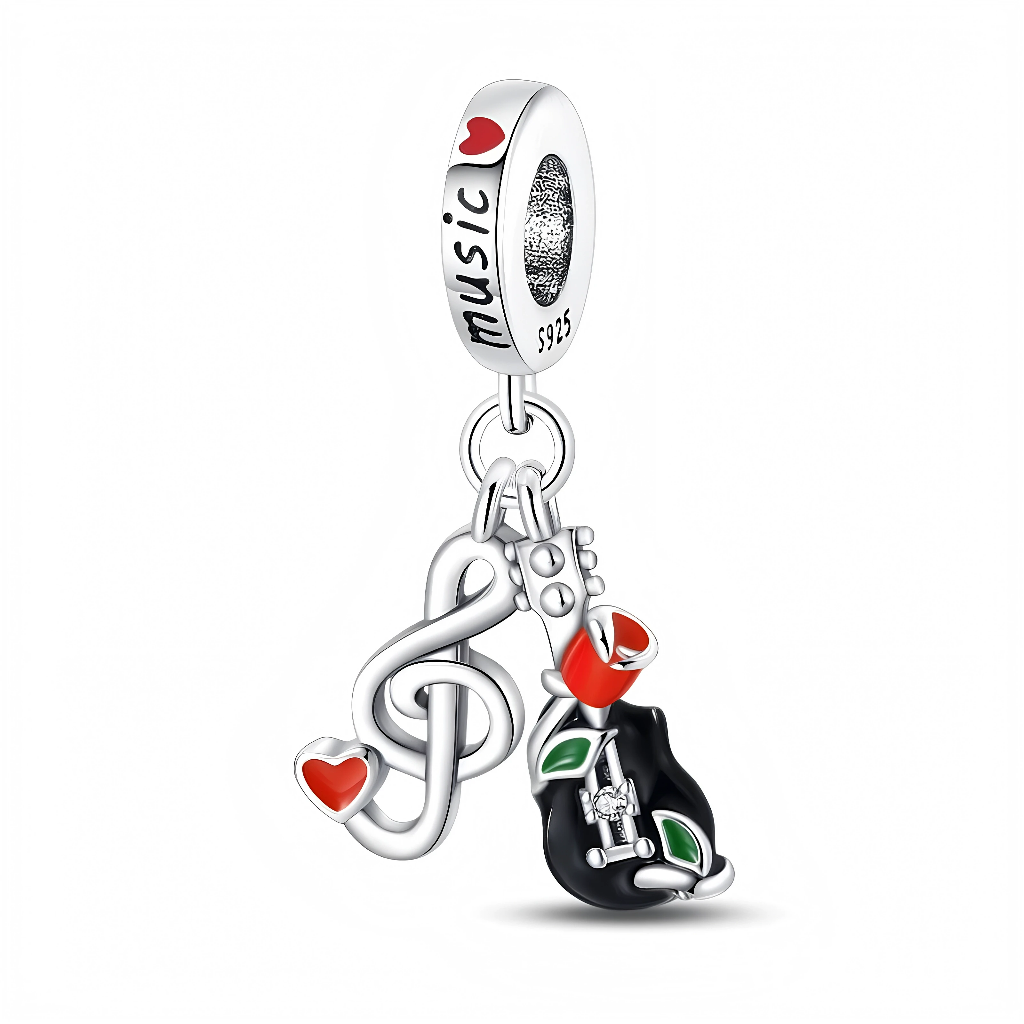 La bélière lisse porte l’inscription « music » à côté d’un cœur rouge, soulignant le thème de la passion musicale. Les deux pendentifs mobiles, clé de sol et guitare électrique, créent un mouvement harmonieux idéal pour les mélomanes ou les musiciens.pangamajewelry+2