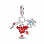 Charm triple pendentif ours polaire patineur, flocon de neige et inscription « Smile » en Argent 925, idéal pour symboliser la magie de l’hiver et la joie des fêtes. Sa palette rouge, blanche et argentée avec touches de rose et bleu en fait une pièce parfaite pour un bracelet de Noël ou de saison froide.