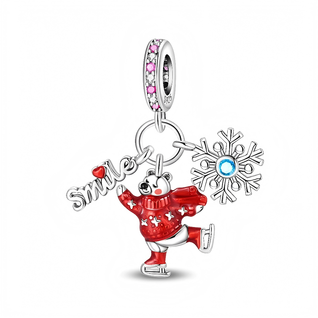 Charm triple pendentif ours polaire patineur, flocon de neige et inscription « Smile » en Argent 925, idéal pour symboliser la magie de l’hiver et la joie des fêtes. Sa palette rouge, blanche et argentée avec touches de rose et bleu en fait une pièce parfaite pour un bracelet de Noël ou de saison froide.