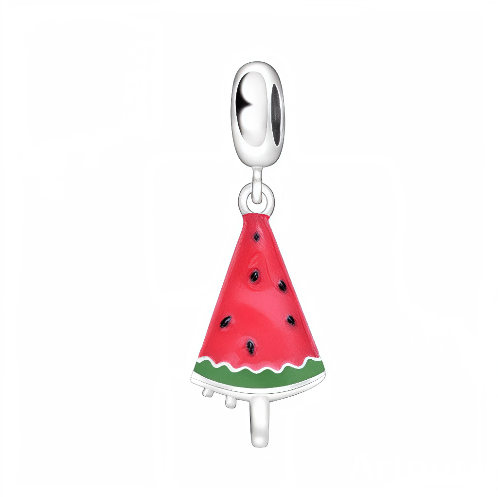 Ce charm pendentif en argent 925 représente une tranche de pastèque façon glace sur bâtonnet, avec une pulpe rouge rosée, des petites graines noires et une bordure verte pour imiter l’écorce. Son design ludique apporte une touche fraîche et gourmande à toutes les compositions estivales.pangamajewelry+1