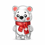 Ce charm pendentif en argent 925 représente un ourson d’hiver tout blanc au style cartoon, avec de grands yeux noirs brillants et des joues rosées qui lui donnent une expression douce et câline. Il porte une large écharpe rouge laquée autour du cou, décorée d’un petit motif de flocon, parfaite pour évoquer l’ambiance chaleureuse des fêtes.
